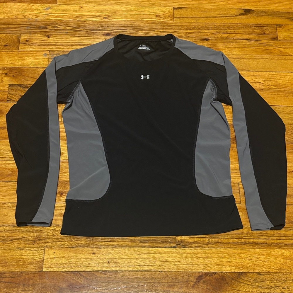 Under Armour Black and Gray Performance Top Boys XL = Mens XS
